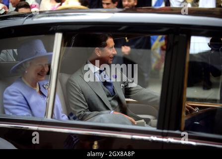 Die Königin und der Prinz von Wales in der St. Sophia's Cathedral, London, anlässlich der Hochzeit von Pavlos, Kronprinz von Griechenland und Marie-Chantal Miller Stockfoto