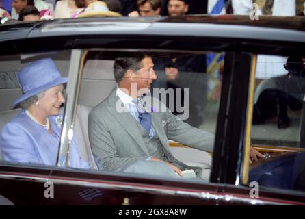 Die Königin und der Prinz von Wales in der St. Sophia's Cathedral, London, anlässlich der Hochzeit von Pavlos, Kronprinz von Griechenland und Marie-Chantal Miller Stockfoto