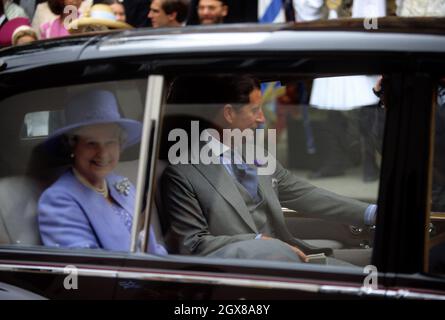 Die Königin und der Prinz von Wales in der St. Sophia's Cathedral, London, anlässlich der Hochzeit von Pavlos, Kronprinz von Griechenland und Marie-Chantal Miller Stockfoto