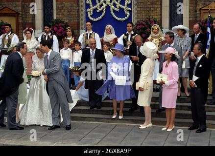 Der Exil-Kronprinz Pavlos von Griechenland nach seiner Hochzeit mit Erbin Marie-Chantal Miller in der griechisch-orthodoxen Kathedrale St. Sophia in Bayswater, London, trifft seine Eltern, den ehemaligen König Konstantin von Griechenland und die Ehefrau Königin Anne-Marie von Griechenland. Auf der Suche nach (l-r) König Hussein, die Königin, Herzog von Edinburgh, Königin Noor von Jordanien, der Prinz von Wales und Königin Silvia von Schweden, Prinzessin Josephine-Charlotte von Belgien, Jean, Großherzog von Luxemburg und König Carl XVI Gustaf von Schweden Stockfoto