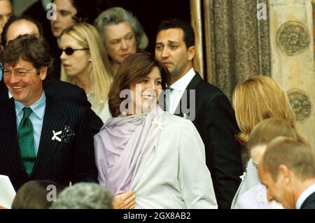 Prinzessin Caroline von Monaco und ihr Ehemann Ernst August, Prinz von Hannover (l.) in der Sophienkathedrale im Londoner Bayswater, wo die Taufe von Prinz Konstantine Alexios, dem sechs Monate alten Sohn des Kronprinzen und Prinzessin Pavlos von Griechenland, stattfand. Stockfoto