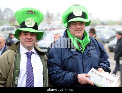 Rennfahrer nehmen am zweiten Tag des Cheltenham Festivals am 16. März 2011 Teil. Stockfoto