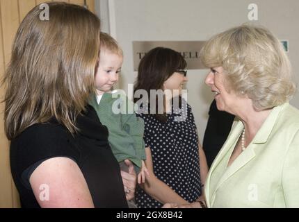 Camilla, Herzogin von Cornwall, trifft auf ein Baby, als sie die britische Botschaft in Rabat, Marokko, besucht Stockfoto