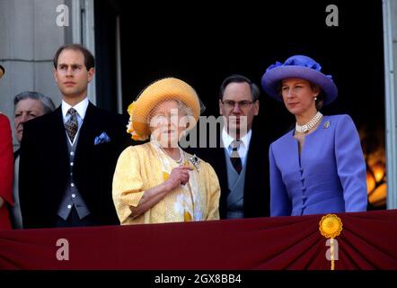 (l-r) Prinz Edward, die Königin Mutter, Prinz Richard Duke of Gloucester und Birgitte, Herzogin von Gloucester, auf dem Balkon des Buckingham Palace während des Trooping the Color Stockfoto