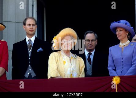 (l-r) Prinz Edward, die Königin Mutter, Prinz Richard Duke of Gloucester und Birgitte, Herzogin von Gloucester, auf dem Balkon des Buckingham Palace während des Trooping the Color Stockfoto