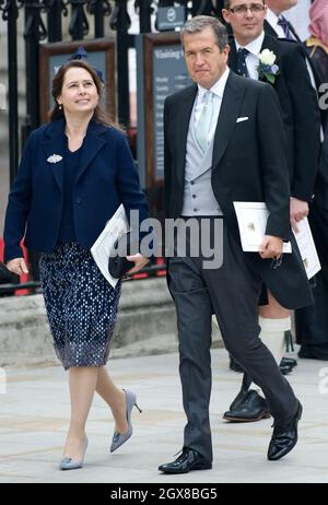 Die Redakteurin der Vogue, Alexandra Shulman, und der Fotograf Mario Testino gehen nach der Hochzeit von Prinz William und Catherine Middleton am 29. April 2011 in die Westminster Abbey. Stockfoto