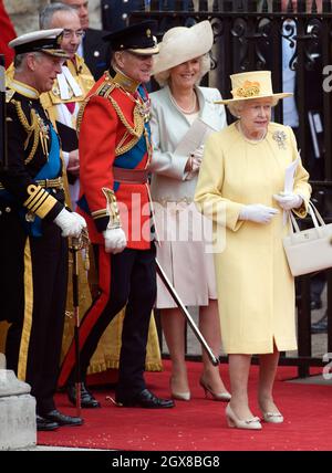 Prinz Charles, Prinz von Wales, Camilla, Herzogin von Cornwall, Königin Elizabeth ll und Prinz Philip, Herzog von Edinburgh verlassen nach der Hochzeit von Prinz William und Catherine Middleton in Westminster Abbey am 29. April 2011. Stockfoto