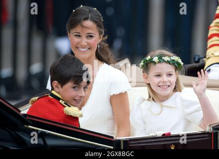 Pippa Middleton, die Schwester der Braut, verlässt nach der Hochzeit von Prinz William und Catherine Middleton am 29. April 2011 mit dem Seitenjungen William Lowther-Pinkerton und der Brautjungfer Margarita Armstrong-Jones in Westminster Abbey. Stockfoto