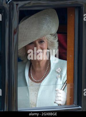 Camilla, Herzogin von Cornwall, geht nach der Hochzeit von Prinz William und Catherine Middleton am 29. April 2011 in Westminster Abbey aus. Stockfoto