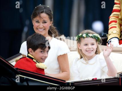 Pippa Middleton, die Schwester der Braut, verlässt nach der Hochzeit von Prinz William und Catherine Middleton am 29. April 2011 mit dem Seitenjungen William Lowther-Pinkerton und der Brautjungfer Margarita Armstrong-Jones in Westminster Abbey. Stockfoto