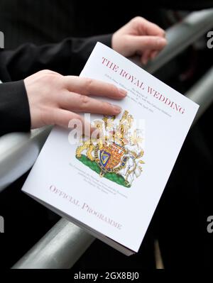 Ein Gast hält am 29. April 2011 das Programm des Ordens zur Hochzeit von Prinz William und Catherine Middleton in der Westminster Abbey. Stockfoto