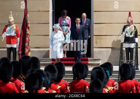 Königin Elizabeth II, US-Präsident Barack Obama, First Lady Michelle Obama und Prinz Philip, Herzog von Edinburgh, sehen sich am 24. Mai 2011 in London, England, eine feierliche Begrüßung in den Gärten des Buckingham Palace an. Stockfoto