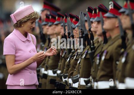 Die Prinzessin von Wales inspiziert die Truppen des zweiten Bataillons des königlichen Regiments der Prinzessin von Wales bei der Farbpräsentation in Howe Barracks, Canterbury. Stockfoto