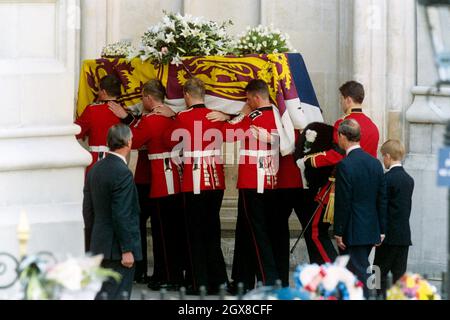 Der Sarg der Prinzessin von Wales wird in die Westminster Abbey getragen, gefolgt von Prinz von Wales und Prinz Harry. Stockfoto