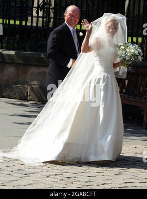 Zara Phillips, begleitet von ihrem Vater Captain Mark Phillips, kommt am 30. Juli 2011 in Canongate Kirk in Edinburgh an, um Mike Tindall zu heiraten. Stockfoto