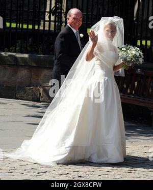 Zara Phillips, begleitet von ihrem Vater Captain Mark Phillips, kommt am 30. Juli 2011 in Canongate Kirk in Edinburgh an, um Mike Tindall zu heiraten. Stockfoto