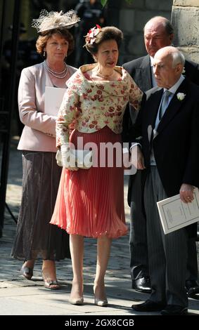 Prinzessin Anne, die Prinzessin Royal und Kapitän Mark Phillips, Eltern der Braut, stehen mit Phil und Linda Tindall, Eltern des Bräutigams, nach der königlichen Hochzeit von Zara Phillips mit Mike Tindall am 30. Juli 2011 im Canongate Kirk in Edinburgh. Stockfoto