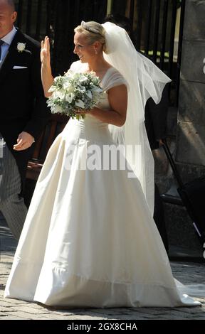 Zara Phillips verlässt Canongate Kirk in Edinburgh nach ihrer Hochzeit mit Mike Tindall am 30. Juli 2011. Stockfoto