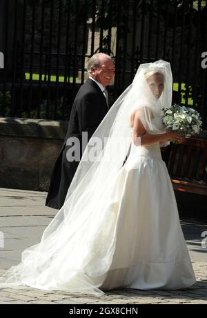 Zara Phillips, begleitet von ihrem Vater Captain Mark Phillips, kommt am 30. Juli 2011 in Canongate Kirk in Edinburgh an, um Mike Tindall zu heiraten. Stockfoto