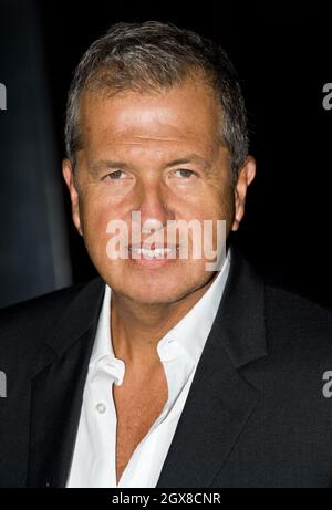 Der Fotograf Mario Testino nimmt an der Eröffnung der Wool Modern Exhibition in der La Galleria am 7. September 2011 in London, England, Teil. Stockfoto