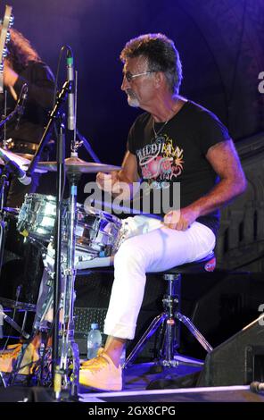 Eddie Jordan trommelt mit seiner Band Eddie and the Robbers bei der weltweiten Eröffnung der Global Party im Natural History Museum in London Stockfoto