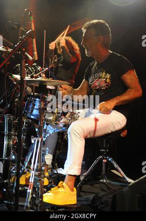 Eddie Jordan trommelt mit seiner Band Eddie and the Robbers bei der weltweiten Eröffnung der Global Party im Natural History Museum in London Stockfoto