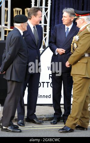 ROYAL WOOTTON BASSETT, VEREINIGTES KÖNIGREICH - 16. OKTOBER: Premierminister David Cameron und der neue Verteidigungsminister Philip Hammond nehmen an einer Zeremonie Teil, um die Stadt zu feiern, die am 16. Oktober 2011 im britischen Royal Wootton Bassett den Titel Royal Wootton Bassett erhielt. (Foto von Anwar Hussein/WireImage) Stockfoto