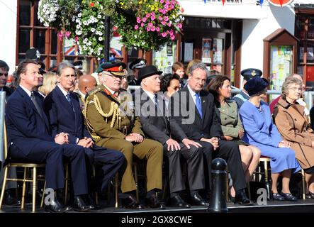 Premierminister David Cameron und der neue Verteidigungsminister Philip Hammond (ganz links) nehmen an einer Zeremonie Teil, bei der die Stadt Wootton Bassett am 16. Oktober 2011 den Titel Royal Wootton Bassett erhielt. Stockfoto