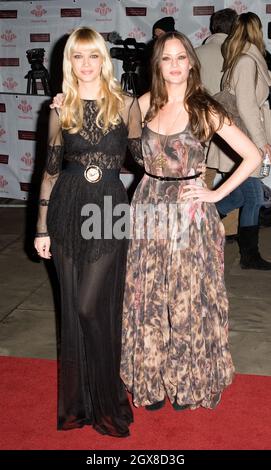 Die amerikanischen Sängerinnen Catherine (L) und Allison Pierce, The Pierce, treffen am 6. Dezember 2011 in der Royal Albert Hall in London ein, um in einem Konzert zur Unterstützung des Prince's Trust und der Stiftung von Prince William und Prince Harry aufzutreten. Stockfoto