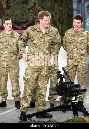 Prinz Harry, Ehrenkommandant der Luftwaffe, besucht am 10. Februar 2012 die RAF Honington, um sich mit dem Servicepersonal zu treffen. Stockfoto