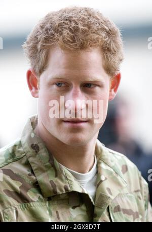 Prinz Harry, Ehrenkommandant der Luftwaffe, besucht am 10. Februar 2012 die RAF Honington, um sich mit dem Servicepersonal zu treffen. Stockfoto