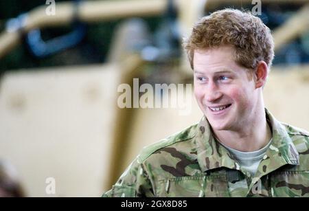 Prinz Harry, Ehrenkommandant der Luftwaffe, besucht am 10. Februar 2012 die RAF Honington, um sich mit dem Servicepersonal zu treffen. Stockfoto