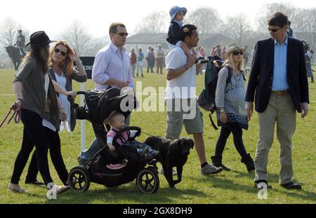 Peter Phillips und Autumn Phillips, die mit ihrem zweiten Kind stark schwanger ist, genießen einen sonnigen Tag mit Tochter Savannah bei den Gatcombe Horse Trials in Minchinhampton Stockfoto