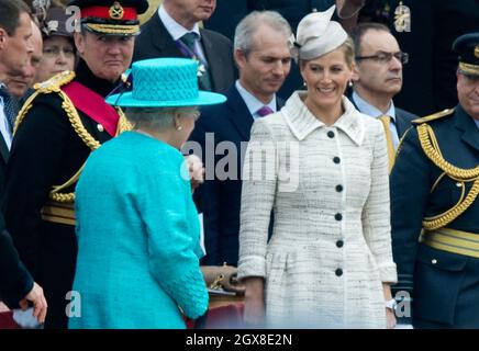 Königin Elizabeth II und Sophie, Gräfin von Wessex, nehmen am 19. Mai 2012 an der Parade und dem Muster der Diamond Jubilee Armed Forces in Windsor Teil Stockfoto