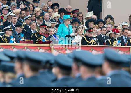 Königin Elizabeth ll hält eine Rede, die Prinz Philip, Herzog von Edinburgh und Mitglieder der königlichen Familie, während sie am 19. Mai 2012 an der Parade und dem Muster der Diamond Jubilee Armed Forces in Windsor teilnehmen Stockfoto