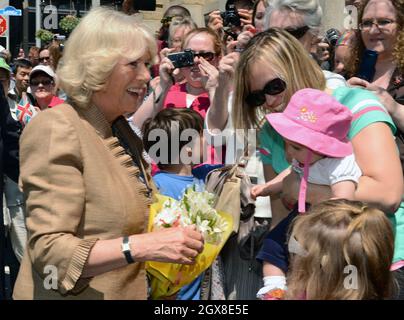 Camilla, Herzogin von Cornwall, trifft am ersten Tag einer offiziellen Diamond Jubilee Tour durch Kanada auf ein Baby während eines Walks in St. John, New Brunswick Stockfoto