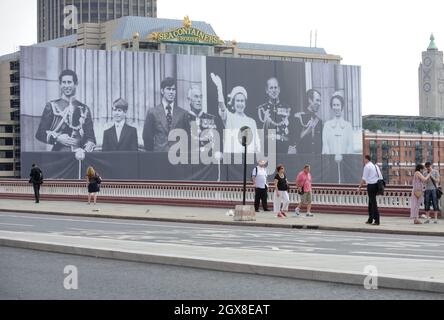 Ein riesiges Foto der britischen Königsfamilie auf einem Gebäude an der Themse am 28. Mai 2012 in London, England. Errichtet zur Feier des Diamantenjubiläums von Königin Elizabeth II. Das 70 mal 100 Meter große Foto zeigt die königliche Familie auf dem Balkon des Buckingham Palace während der Feierlichkeiten zum Silberjubiläum im Jahr 1977 Stockfoto