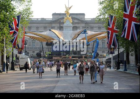 Die Vorbereitungen für das Diamond Jubilee Concert finden am 28. Mai 2012 rund um das Queen Victoria Memorial vor dem Buckingham Palace statt. Das hochkarätige Konzert findet am Montag, den 4. Juni, im Rahmen der Feierlichkeiten anlässlich der 60-jährigen Regierungszeit von Königin Elizabeth II. Statt. Stockfoto