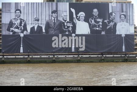 Ein riesiges Foto der britischen Königsfamilie auf einem Gebäude an der Themse am 28. Mai 2012 in London, England. Errichtet zur Feier des Diamantenjubiläums von Königin Elizabeth II. Das 70 mal 100 Meter große Foto zeigt die königliche Familie auf dem Balkon des Buckingham Palace während der Feierlichkeiten zum Silberjubiläum im Jahr 1977 Stockfoto