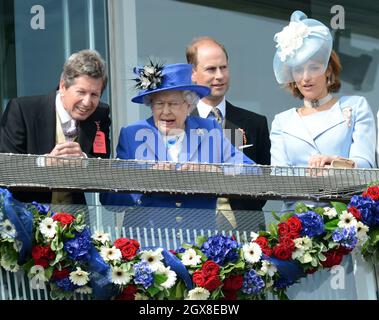 Königin Elizabeth ll, ihr Rennmanager John Warren, Prinz Edward, Earl of Wessex und Sophie, Gräfin von Wessex, nehmen am 2. Juni 2012 am Investec Derby Teil, zu Beginn der Feierlichkeiten zum Diamantenjubiläum der Königin an diesem Wochenende. Stockfoto