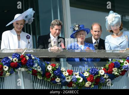 Königin Elizabeth II, Prinzessin Michael von Kent, der Rennleiter der Königin John Warren, Prinz Edward, Earl of Wessex und Sophie, Gräfin von Wessex, nehmen am 2. Juni 2012 zum Beginn der Feierlichkeiten zum Diamantenjubiläum der Königin am Wochenende am Investec Derby Teil. Stockfoto