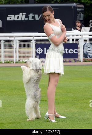 Die Gewinner des britischen „Got Talent“ Pudsey der Hund und Besitzer Ashleigh Butler nehmen am 2. Juni 2012 am Investec Derby zum Start der Feierlichkeiten zum Diamantenjubiläum der Königin an diesem Wochenende Teil. Stockfoto