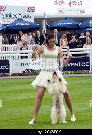 Die Gewinner des britischen „Got Talent“ Pudsey der Hund und Besitzer Ashleigh Butler nehmen am 2. Juni 2012 am Investec Derby zum Start der Feierlichkeiten zum Diamantenjubiläum der Königin an diesem Wochenende Teil. Stockfoto