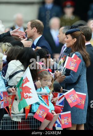 Prinz William, Herzog von Cambridge und Catherine, Herzogin von Cambridge treffen sich am 13. Juni 2012 auf einem Rundgang auf dem Marktplatz während eines Diamantenjubiläums in Nottingham. Stockfoto