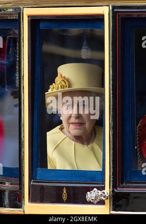 Königin Elizabeth II fährt in einem Glasbus zur Trooping the Color Ceremony in London. Stockfoto