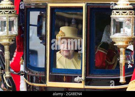 Königin Elizabeth II fährt in einem Glasbus zur Trooping the Color Ceremony in London. Stockfoto