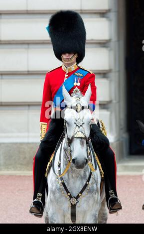 Prinz William, Herzog von Cambridge, verlässt den Buckingham Palace zu Pferd, um an der Trooping the Colour Ceremony in London teilzunehmen. Stockfoto