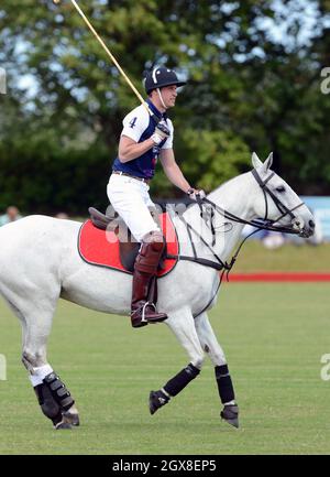 Prinz William, Duke of Cambridge in Aktion im Beaufort Polo Club, wo er am 17. Juni 2012 in einem Charity-Spiel spielte Stockfoto