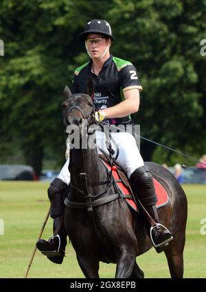 Prinz Harry in Aktion im Beaufort Polo Club, wo er am 17. Juni 2012 in einem Charity-Spiel spielte Stockfoto