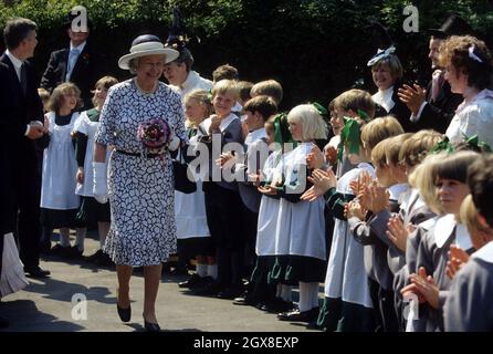 Königin Elizabeth II besucht die Windsor School Stockfoto